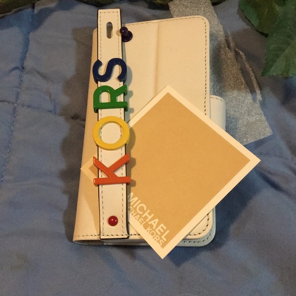 iPhone 7 Michael Kors Hand-Strap Wristlet - Picture 5 of 8